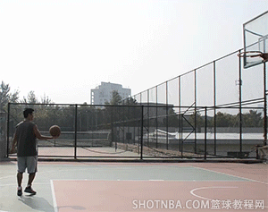 投篮球拿位置手时怎么握球_篮球投球时手拿球的动作_投篮时手的拿球位置