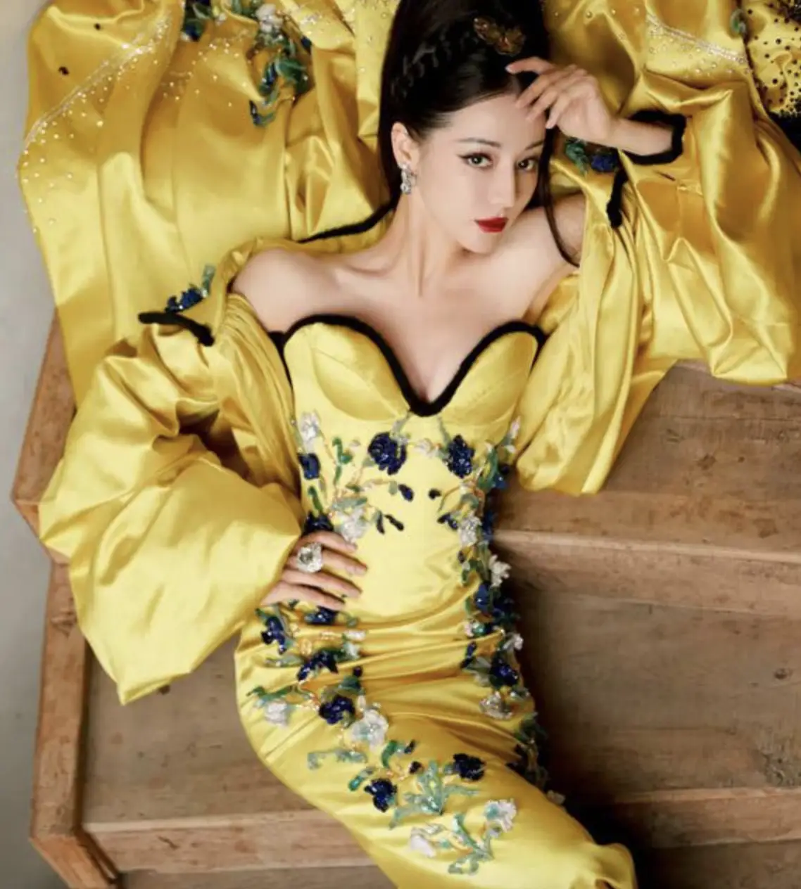 明星造型师Lucia Liu为迪丽热巴设计的亮黄色礼服裙引发粉丝争议，时尚博主点评造型新意与磨合过程