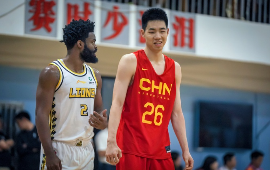 篮球比赛中技术犯规_篮球犯规技术犯规_篮球比赛中的犯规现象