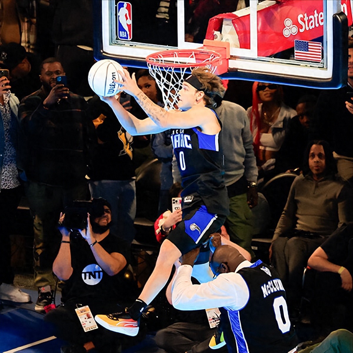 北京时间2月18日！麦克朗飞跃奥尼尔满分扣篮，成功卫冕2024 NBA全明星扣篮大赛冠军，成历史第五位蝉联者