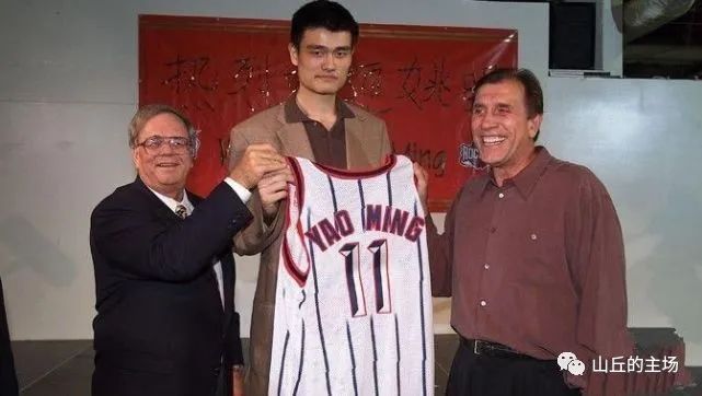 火箭队纪念姚明当选状元20周年，曾凡博落选NBA未来何去何从