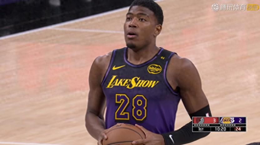 NBA常规赛湖人主场迎战开拓者：詹姆斯领衔首发阵容，浓眉缺席引关注