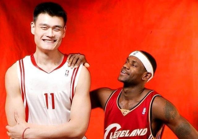 姚明：中国篮球第一人，NBA时期的11号红色战袍与80、90后的青春回忆