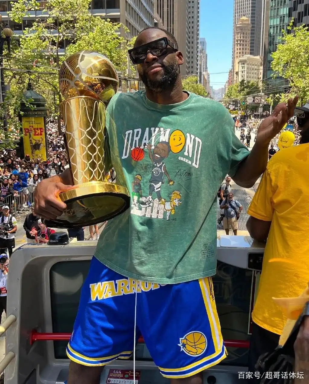 NBA勇士冠军游行：球员疯庆 格林展示波士顿垃圾T恤挑衅前对手