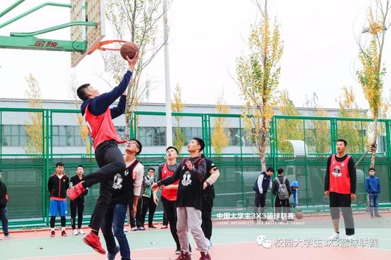 篮球犯规累计_篮球累计犯规f什么意思_篮球比赛中累积犯规
