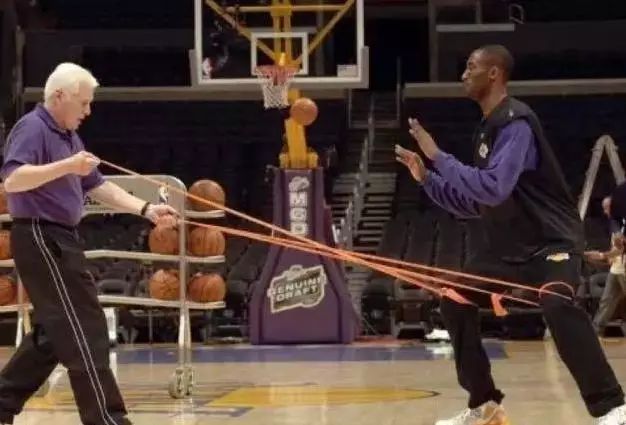 球队体能训练_nba球员体能训练计划_nba体能训练师工资