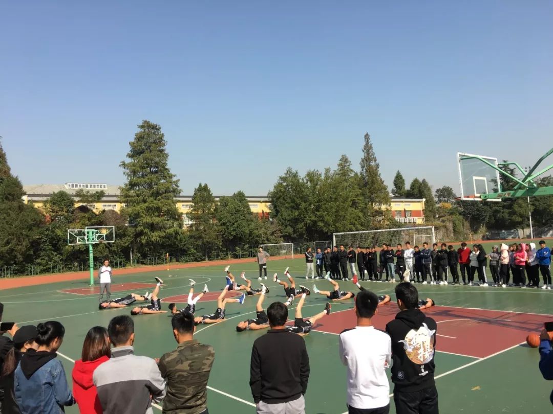 南京九中篮球队展示高质量训练课，为新入职体育教师提供实用教学参考