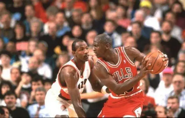 1992年NBA总决赛：乔丹与滑翔机德雷克斯勒的巅峰对决，谁是最强得分后卫？