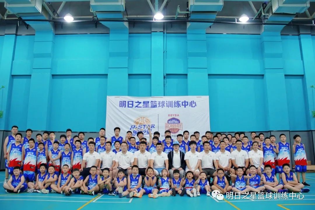 明日之星篮球训练中心2022~2023招生简章：从基础训练到篮球巨星的蜕变之路