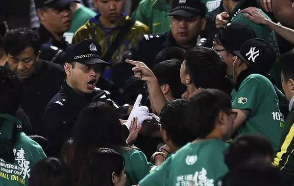 篮球归属感的重要性：从CBA到中超，球迷情感如何影响比赛氛围