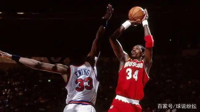 NBA季后赛巨星表演秀：奥拉朱旺1994年封神之战与史诗级个人表现盘点