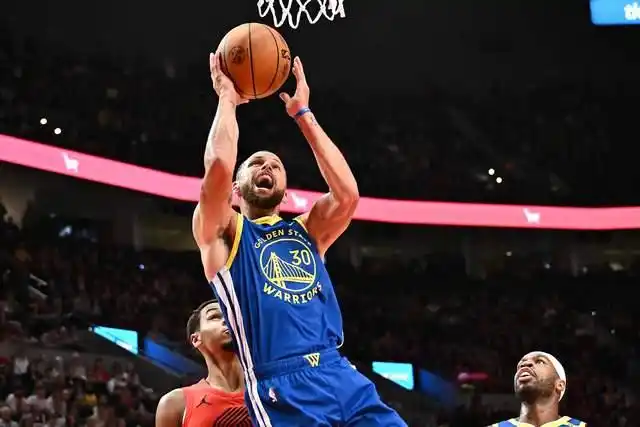 2024-25赛季NBA常规赛揭幕战：勇士139-104大胜开拓者，库里三节打卡贡献17分9篮板10助攻