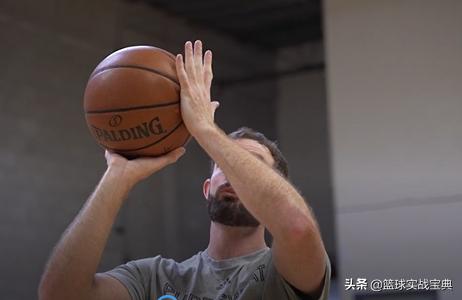 篮球投球时手拿球的动作_投篮时手的拿球位置_投篮球拿位置手时怎么握球