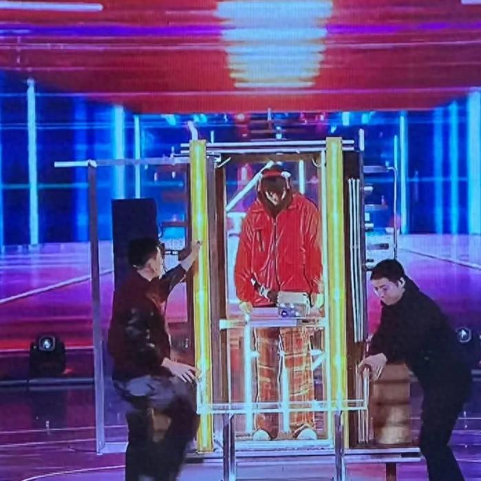 湖南卫视小年夜魔术失误：邓男子表演惊险瞬间，女子半空消失引发热议