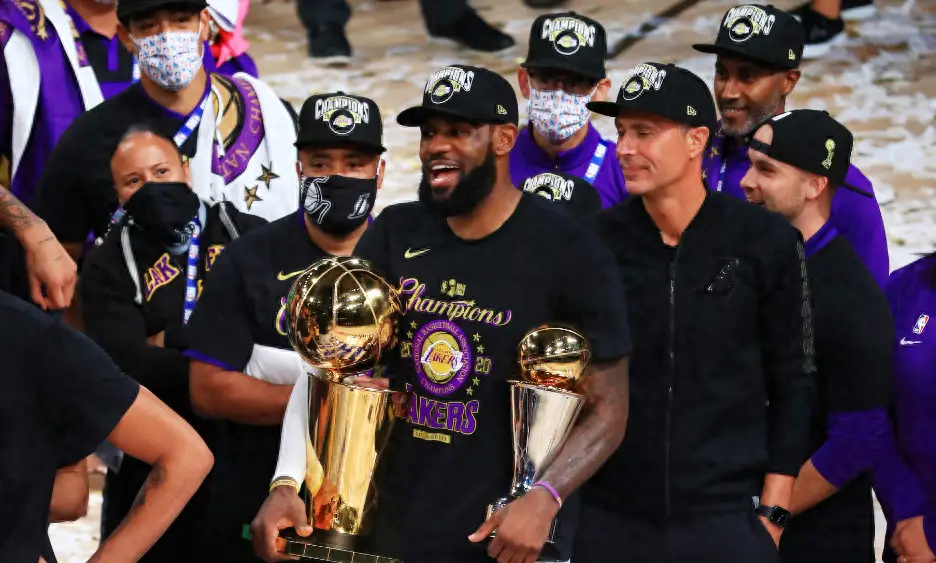 NBA历史上璀璨之星：勒布朗·詹姆斯与比尔·拉塞尔的辉煌纪录解析