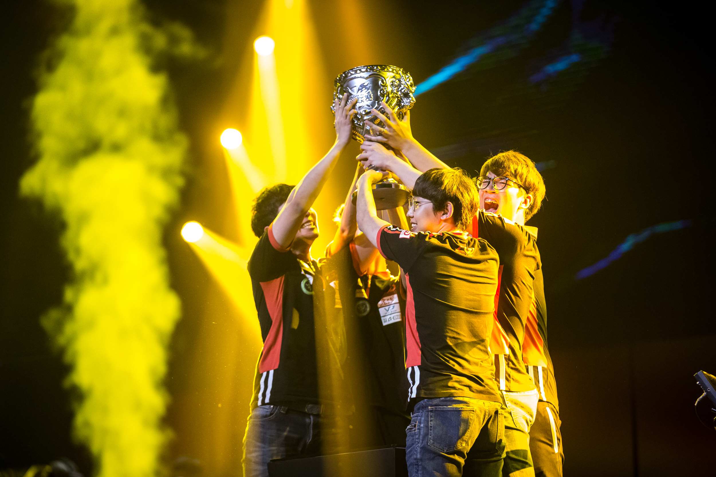 LGD-Gaming勇夺2015LPL夏季赛总冠军，精彩对决成历史经典