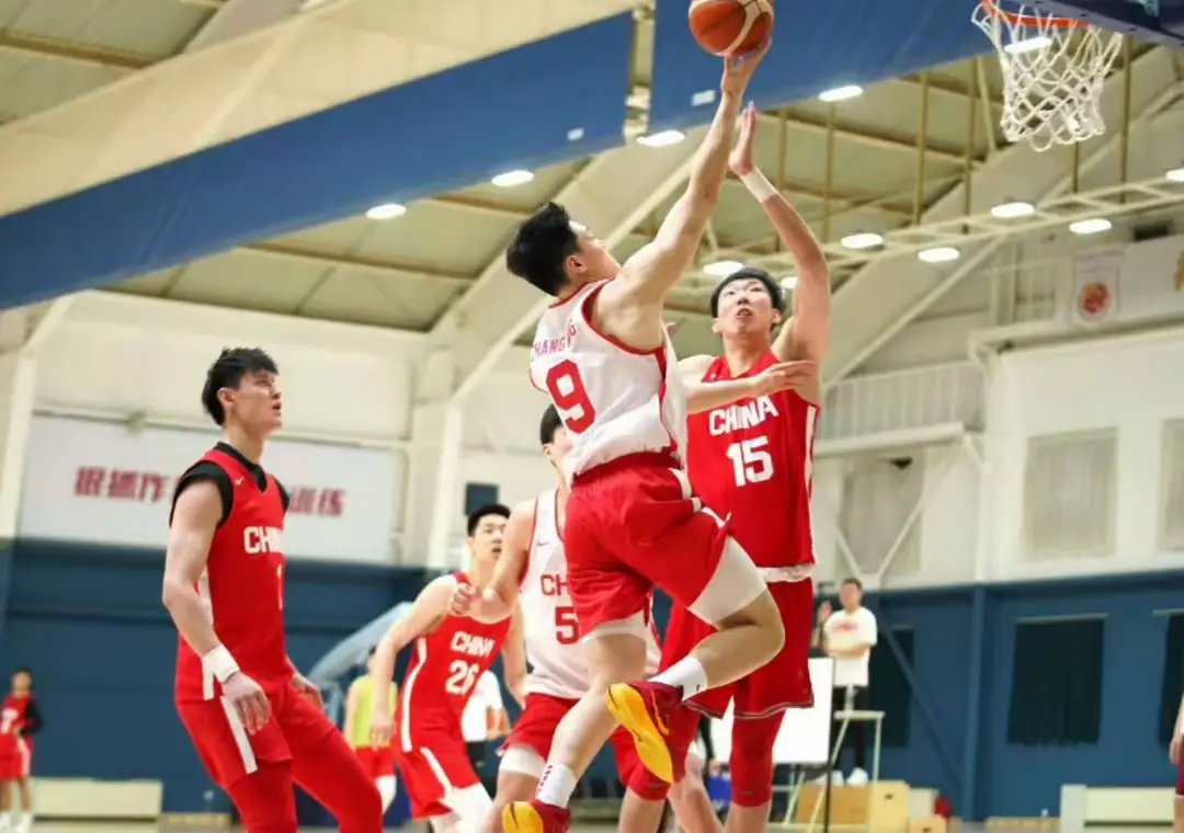中国男篮集训队士气正旺，郭士强严格要求球员全力以赴备战