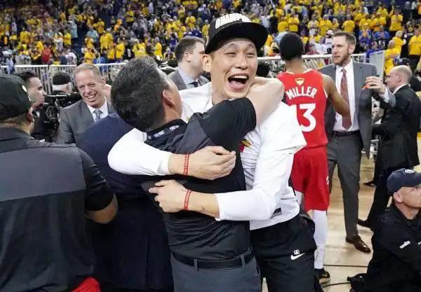 林书豪成为NBA冠军的亚裔美国人，尽管上场时间有限