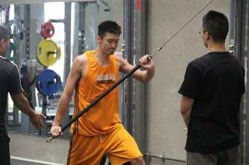 凯文哈特是打篮球的?_凯文哈特打过nba_凯文哈特篮球水平