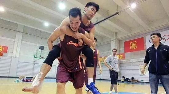 凯文哈特打过nba_凯文哈特篮球水平_凯文哈特是打篮球的?