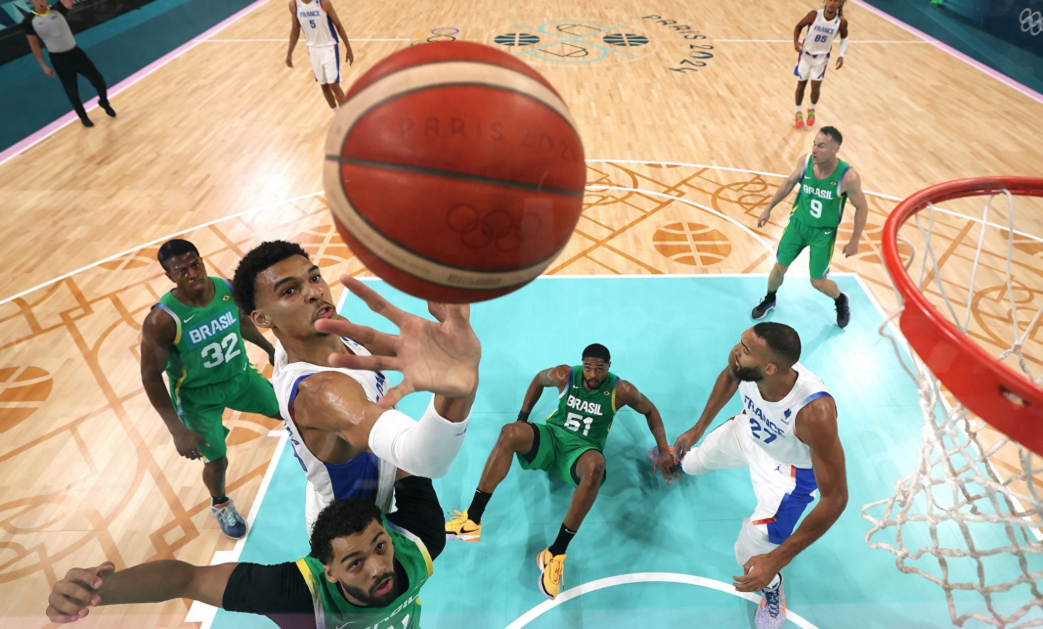 巴黎奥运篮球比赛与NBA的差异：球场尺寸与比赛规则全解析