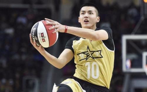 吴亦凡哪个篮球队的_吴亦凡广州篮球_吴亦凡成为广州七中篮球队队长是多少岁