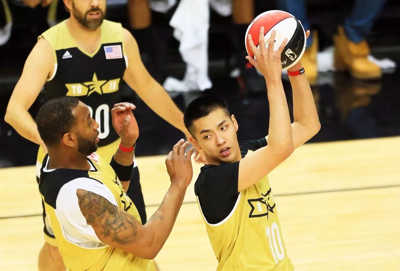 90后小鲜肉吴亦凡与刘昊然：娱乐圈篮球爱好者的精彩故事