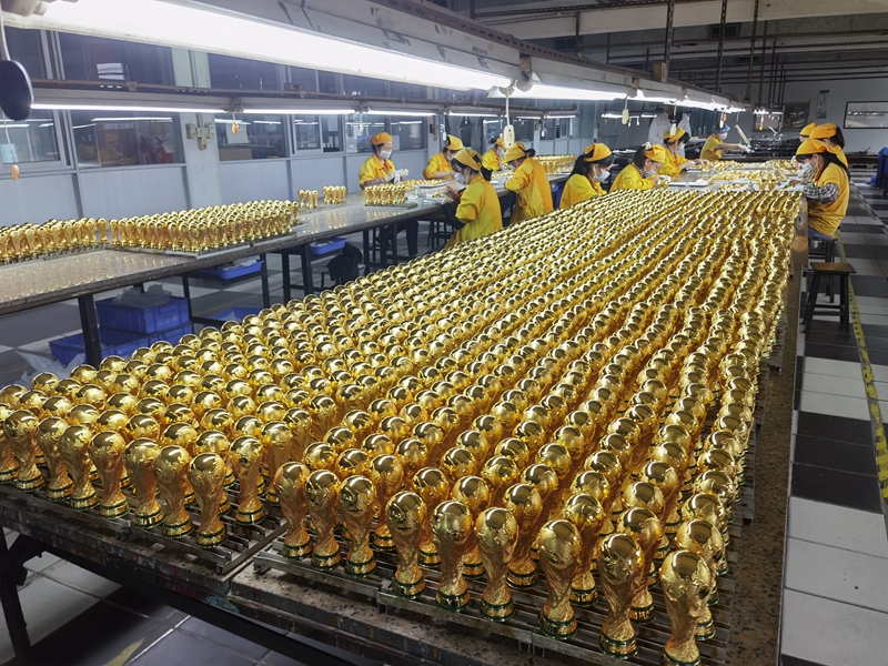 中国制造闪耀世界杯：从卢赛尔体育场到大力神杯纪念品，东莞万江成焦点