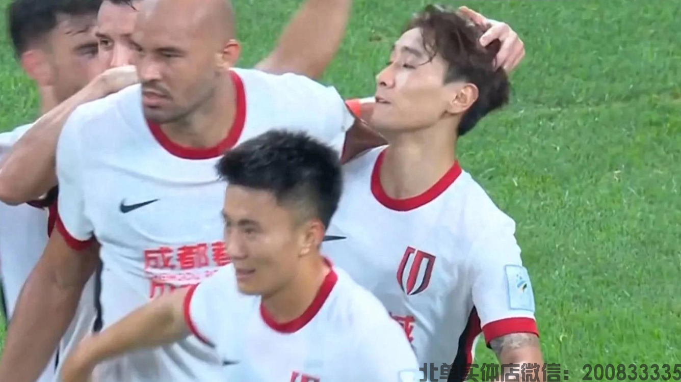 2-1！足协杯刺激一夜，上半场两人染红，10打10，蓉城挺进四强！(图1)