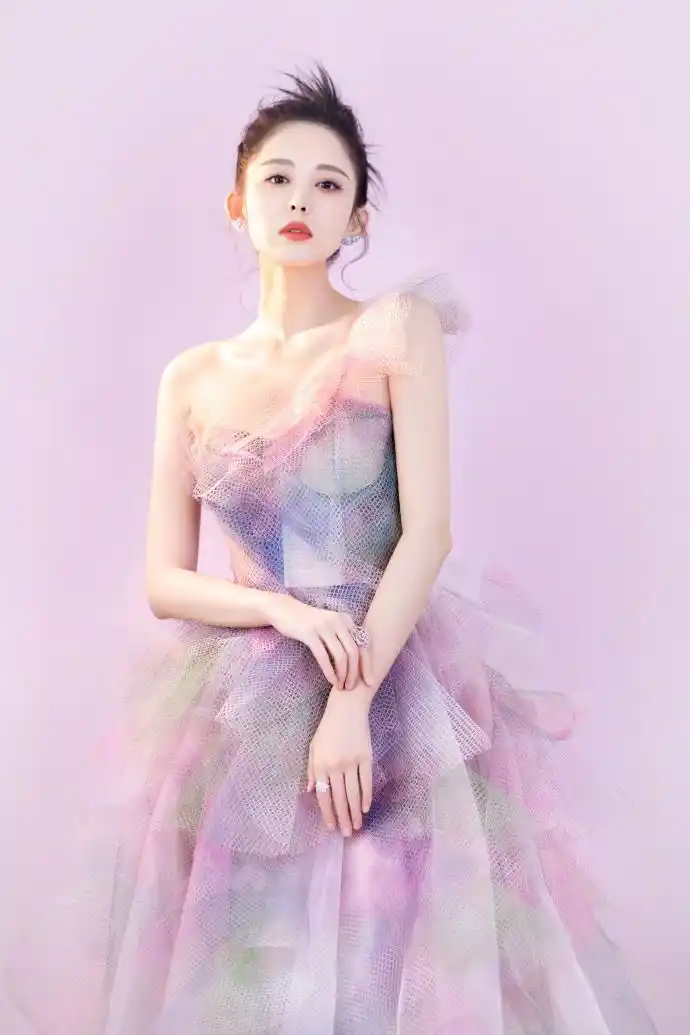古力娜扎丸子头图片_古力娜扎丸子头穿搭_古力娜扎同款身材瑜伽