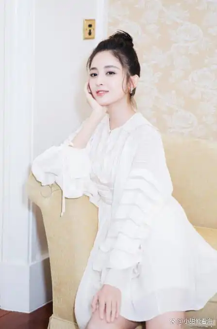古力娜扎白色连衣裙穿搭_古力娜扎丸子头图片_古力娜扎丸子头发型时尚解析