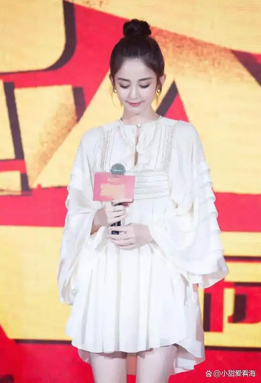 古力娜扎白色连衣裙穿搭_古力娜扎丸子头图片_古力娜扎丸子头发型时尚解析