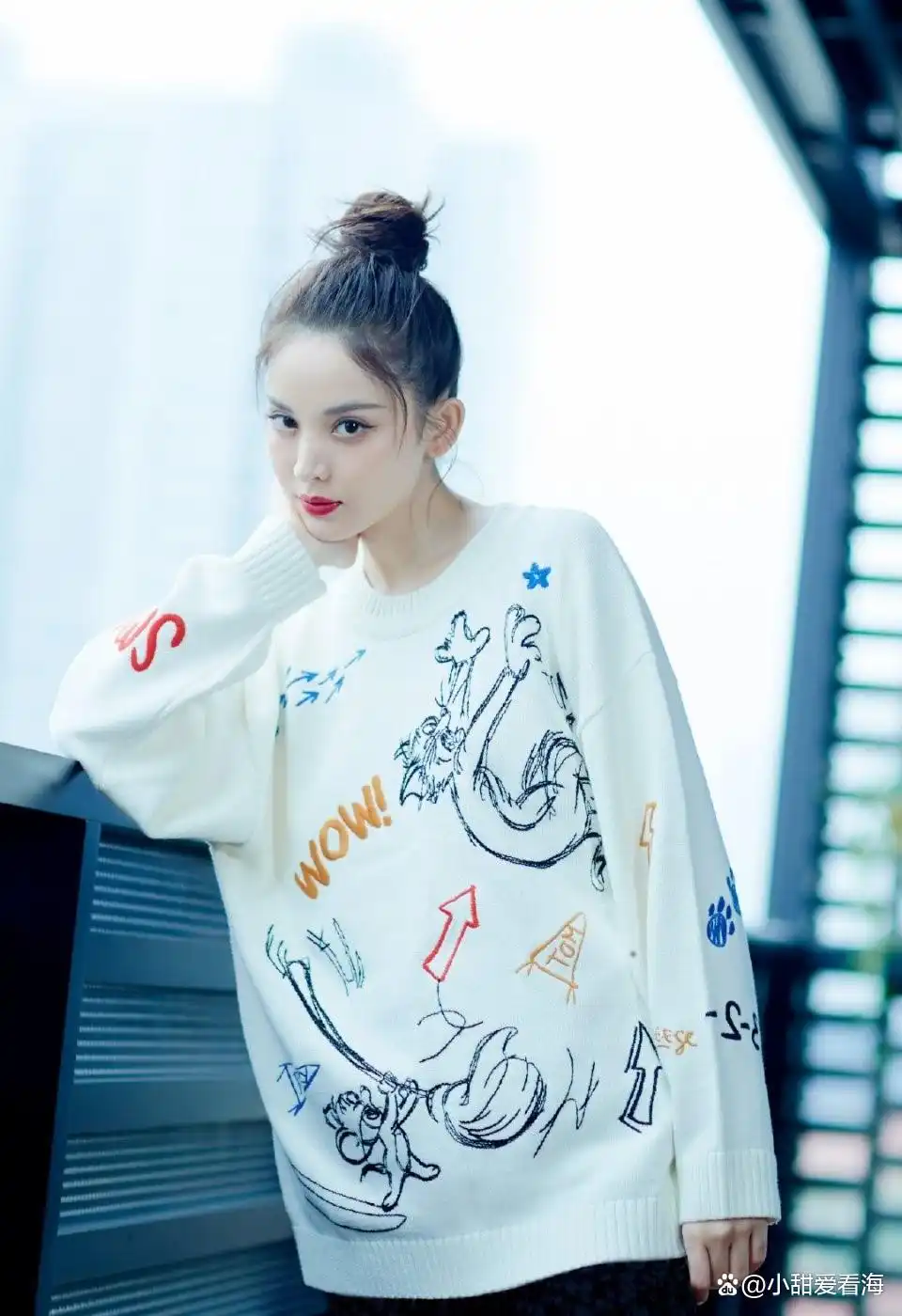 古力娜扎白色连衣裙穿搭_古力娜扎丸子头图片_古力娜扎丸子头发型时尚解析