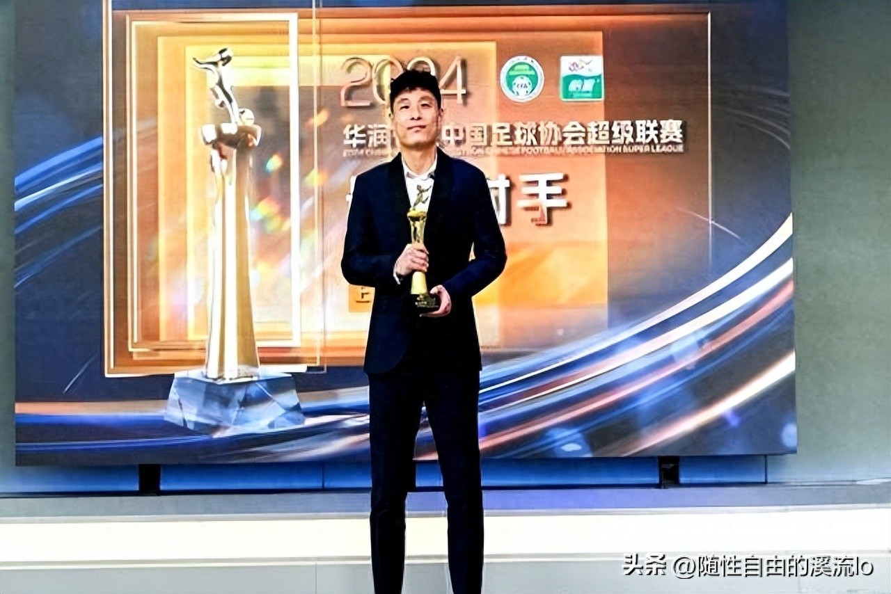 武磊2025进球_ 武磊重返球场康复训练 _武磊 2025浦东优秀青年引领行动 