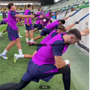 记者：巴萨今日下午自由活动，明日上午将飞往首尔